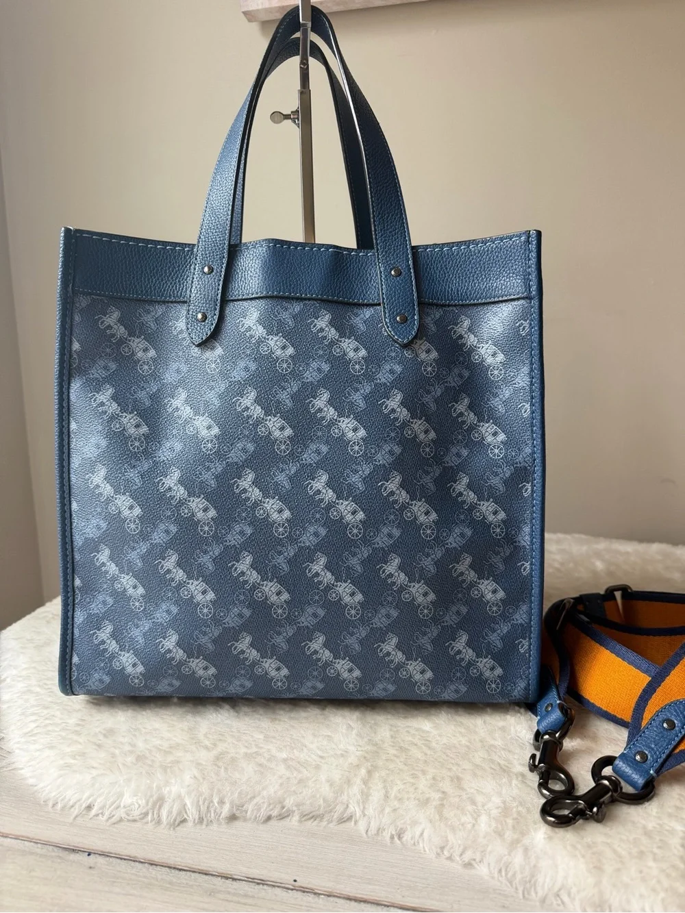 Coach Field 30 Tote bag With Horse And Carriage Print in blue with chain charm